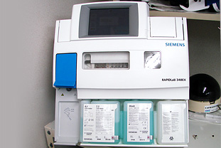 血液ガス分析装置（SIEMENS RAPID Lab 348EX）